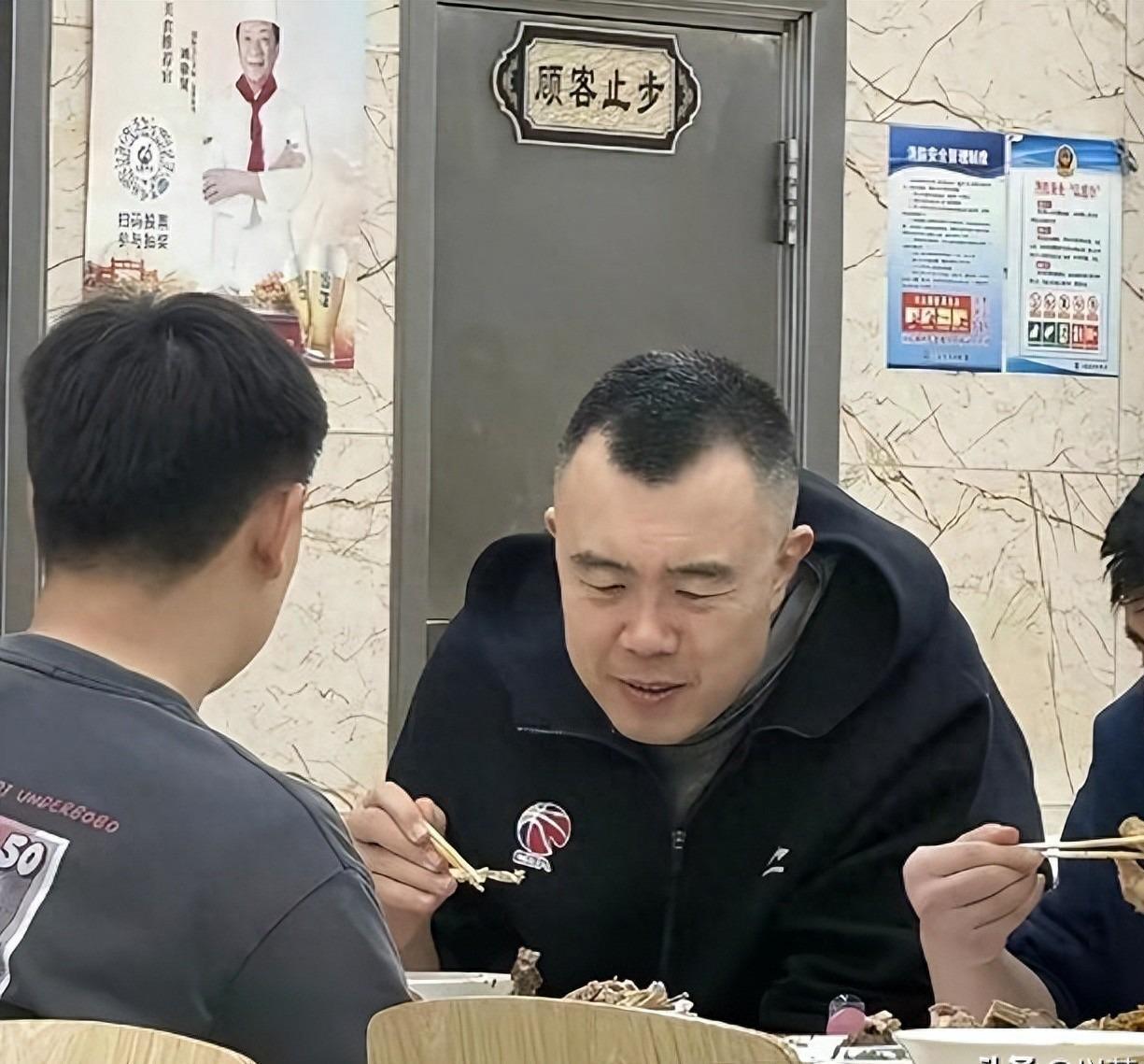 NBA直播-38岁韩德君现状：退役拒当教练，弃百万年薪进编制，每天准点下班